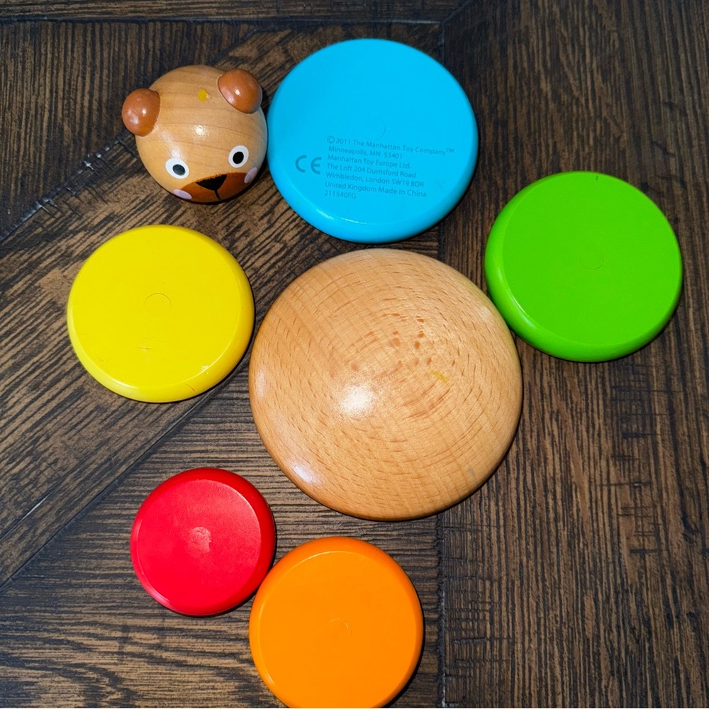 Wooden/magnetic stackable toy